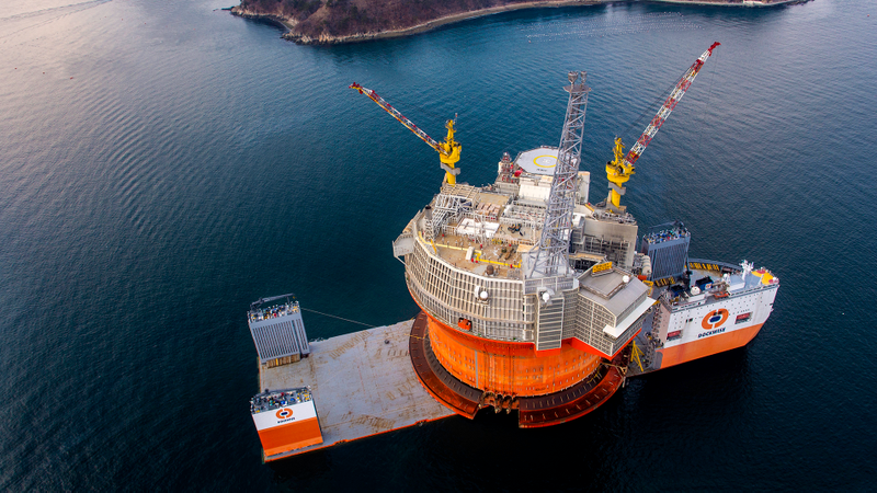 Illustration for article titled Here's The Largest Oil Rig Ever On Top Of The Largest Transport Ship